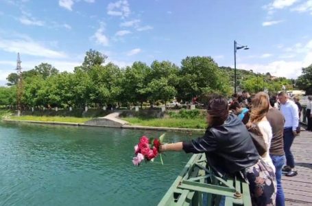 Tragjedia e familjes Arrazi, qytetarët hedhin lule nga ura e lumit Buna