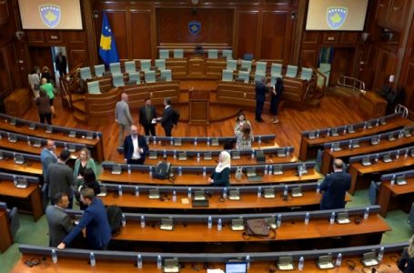 Mungojnë deputetët, shtyhet debati parlamentar për tri vjet qeverisje