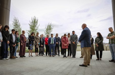 Hovenier me stafin e Ambasadës, një minutë heshtje për kolegët që ranë gjatë shërbimit jashtë vendit