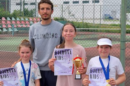Klubi i tenisit “Hot Shot” kthehet me suksese të shumta nga turneu “Gjakova Kids”