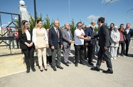 ​Kurti nderon dëshmorët Rasim Kiçina e Ragip Halilaj në 25-vjetorin e rënies