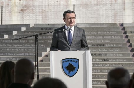 Kryeministri Kurti përkujtoi me homazhe të vrarët në masakrën e Dubravës