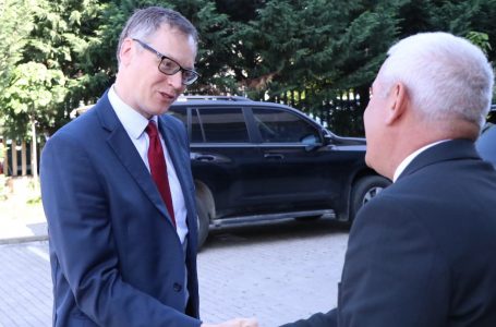 Ministri britanik në Kosovë, flasin me Sveçlën për sigurinë kufitare