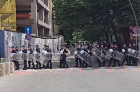 Nis protesta e opozitës para Bashkisë së Tiranës