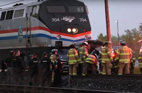 Treni përplas kamionetën, tre persona të vdekur