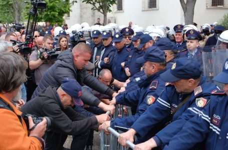 Opozita protestë përpara Bashkisë së Tiranës