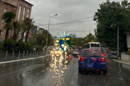 Policia apelon për kujdes të shtuar në trafik pas reshjeve të shiut