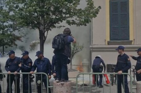 Protesta para Bashkisë së Tiranës, hidhet sërish molotov