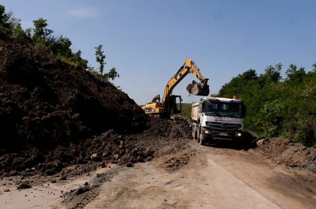 Rruga e shembur në fshatin Volljakë ende përbën rrezik, mund të shembet përsëri