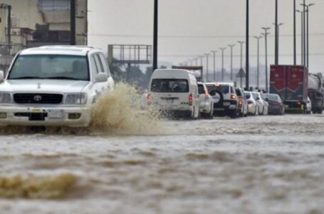 Mbyllen disa shkolla dhe bllokohen rrugët për shkak të përmbytjeve në Arabinë Saudite
