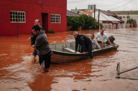Dhjetëra të vdekur dhe rrugë të kthyera në lumenj: Brazili goditet nga përmbytjet