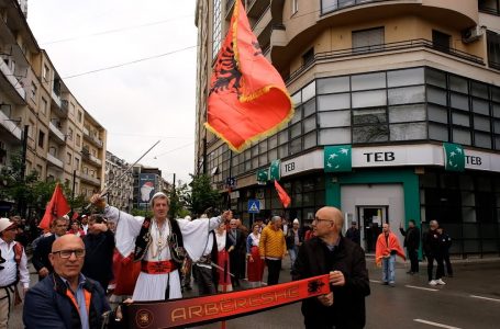 Shqiptarë nga të gjitha trojet mbushën Gjakovën me rastin e zbulimit të monumentit të Skënderbeut