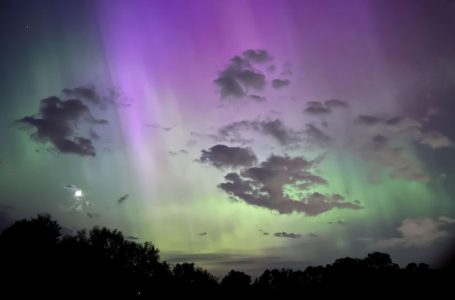 Stuhia e rrallë e skajshme diellore ndriçon qiellin me aurora