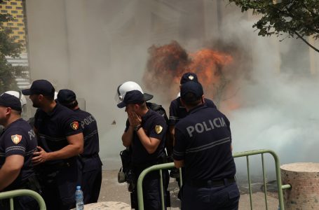 ​Molotovë e tymues në protestën e opozitës në Tiranë