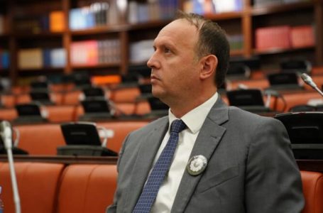 Kabineti i Gashit: Përdorimi i gjuhës shqipe në komunikimin zyrtar është i garantuar me Kushtetutë