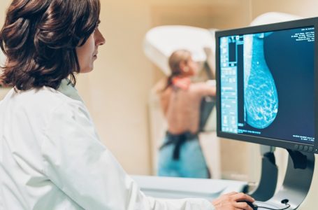 Mamografi të rregullta duke filluar nga mosha 40-vjeçare, rekomandojnë ekspertët