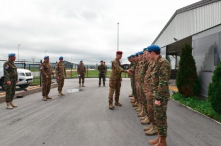 Zv.komandanti i KFOR-it viziton kontingjentin armen në Aeroportin Ushtarak të Sllatinës