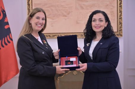 Kumbaro takim me Vjosa Osmanin: Shqiptarët e Kosovës janë baza e turizmit të Shqipërisë