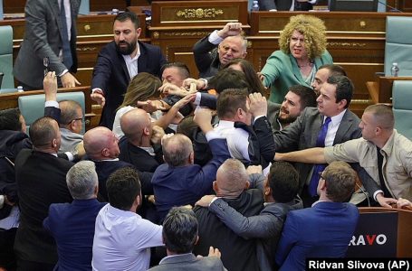 “Seanca e grushteve” – deputetët dhe zëvendëskryeministri pajtohen që çështjen ta zgjidhin me ndërmjetësim