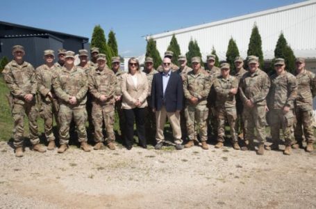 Hovenier takohet me ushtarët amerikanë të dislokuar në Kosovë