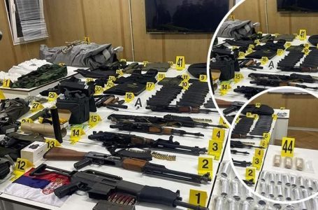 Gjetja e arsenalit të armëve në veri, sasia e konfiskuar dhe deklaratat e ministrit Sveçla e drejtorit Hoxha