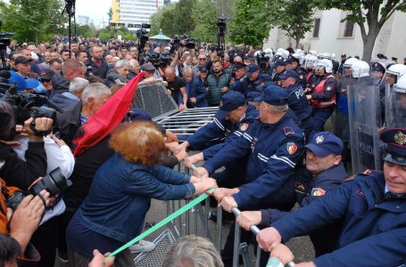 Me tensione të herëpashershme, mbyllet protesta e opozitës para Bashkisë së Tiranës