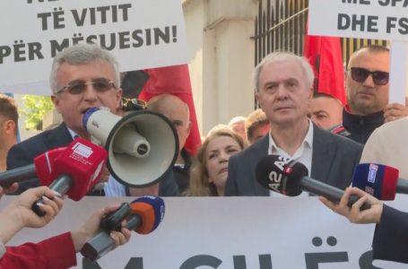 Mësuesit protestojnë në Tiranë: ‘Stop burokracive’, mbani premtimin për rritjen e pagave