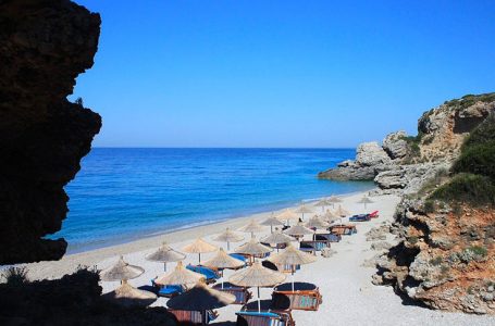 Ngriten çmimet e paketave turistike në Shqipëri, operatorët fajin ia lënë kursit të euros