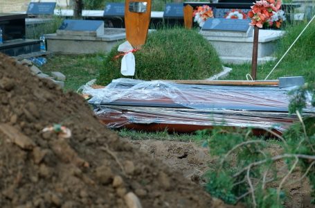Zhvarrosen dëshmorët në Gjakovë, vëllai i dëshmorit paralajmëron padi ndaj komunës
