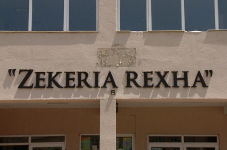 E pazakontë, një nxënës përdor gaz lotsjellës brenda shkollës