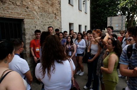 Shqiptarë të lindur në vende të huaja vizitojnë Gjakovën