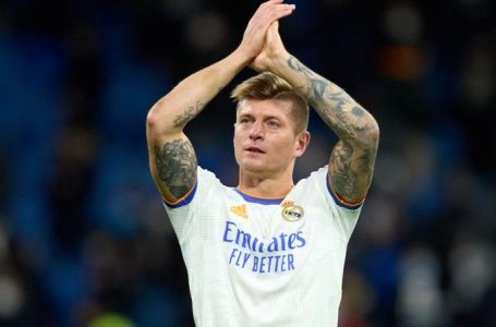 Kroos u tregon tifozëve të Realit pasardhësin e fanellës me numër 8