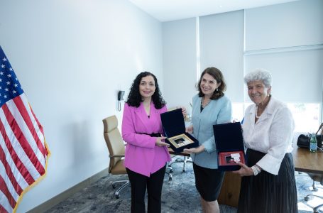Osmani takohet me dy zyrtaret amerikane në San Salvador, flasin për sigurinë e partneritetin mes dy vendeve