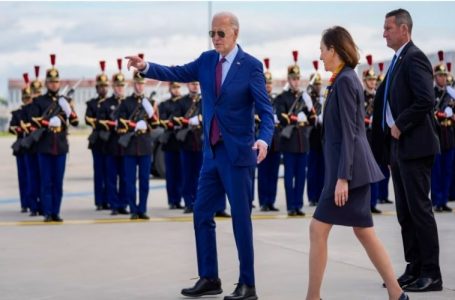 Presidenti Joe Biden fillon vizitën në Francë