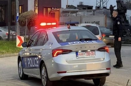 ​Tre këmbësorë goditen nga vetura në afërsi të një autobusi të parkuar