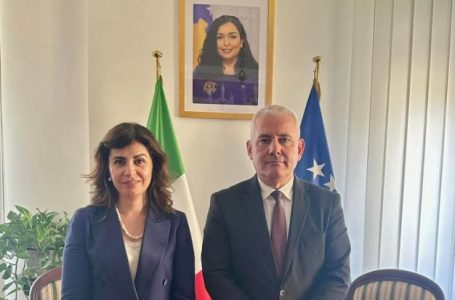 Ambasadorja e Kosovës pret Sveçlën në Itali