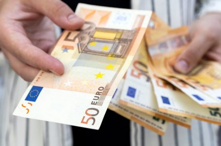 Euro në rënie pas rezultateve të zgjedhjeve evropiane