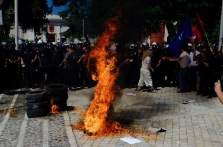 Përshkallëzohet protesta para Kuvendit të Shqipërisë