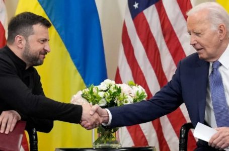 Biden i kërkon falje Zelenskyt për vonesat në miratimin e paketës me ndihma ushtarake për Ukrainën