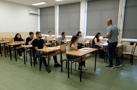 Mbi 900 maturantë të Gjakovës i’u nënshtruan sot testit të maturës