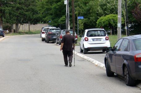 Vetura të parkuara vend e pa vend