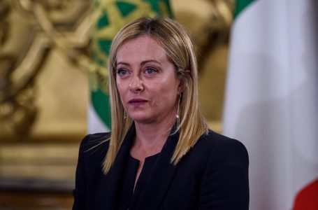 Giorgia Meloni, vizitë në qendrën për emigrantët në Lezhë