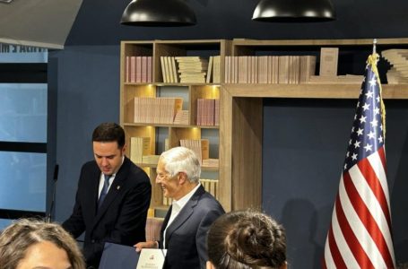 Clark pranon dekoratën “Dr.Ibrahim Rugova”