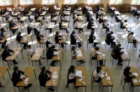 Sot provimi i parë i Maturës Shtetërore, 28 mijë maturantë i nënshtrohen testimit në gjuhë të huaj në Shqipëri