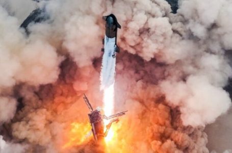 Moment historik: Starship i Elon Musk u ul me sukses në Tokë pas një fluturimi në hapësirë