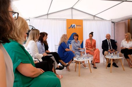 Ish-presidentja Atifete Jahjaga e Emina Çunmulaj dhurojnë donacione për disa gra në Gjakovë