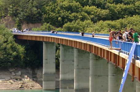 Në Ujman për nder të policëve të rënë në detyrë u organizuan kërcime nga ura