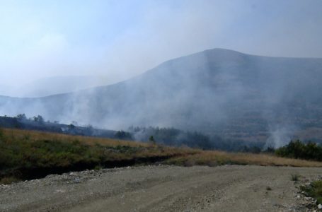 Vazhdon të digjet një pjesë e zonës malore të fshatit Babaj i Bokës