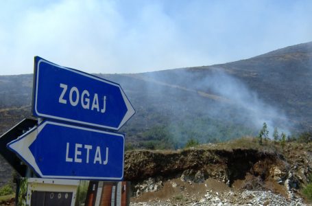 Zjarri që filloi një javë më parë në Babaj të Bokës, tashmë i përhapur edhe në zonën përreth