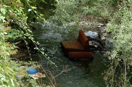 Pafund mbeturina në një pjesë të lumit Krena